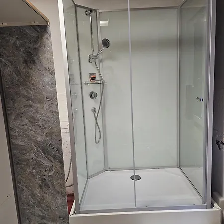 Neptune - Private With Shared Kitchen Shower And Toilet - Old Town