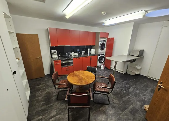 -neptun- Mit Gemeinsamer Kueche Und Bad In Der Altstadt Coire